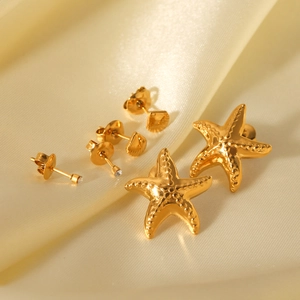 Ensemble détaillé de boucles d'oreilles étoile de mer et coquillage en or 18k sur soie