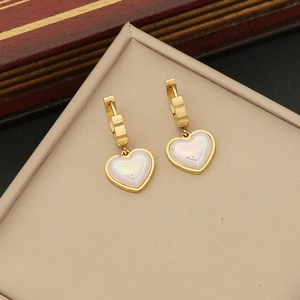Golden heart-shaped stainless steel earrings with pink pearl inlay on jewelry box