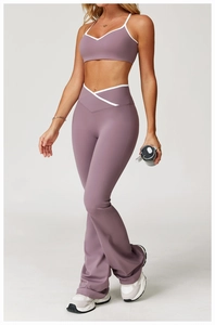Detail der ausgestellten Yogahose mit hoher Taille und Sport-BH mit weißem Kontrastrand