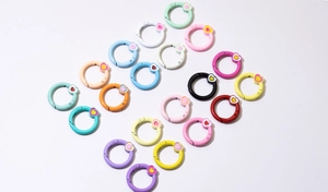 Ciondoli a cuore colorati su anelli a molla in metallo per creazione gioielli DIY