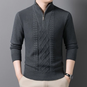 Nahaufnahme des dunkelgrauen Half-Zip-Pullovers mit klassischem Zopfmuster und Strickdetails