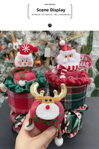 Dettaglio di pupazzo di neve e Babbo Natale in peluche su scatole regalo per mele a quadri