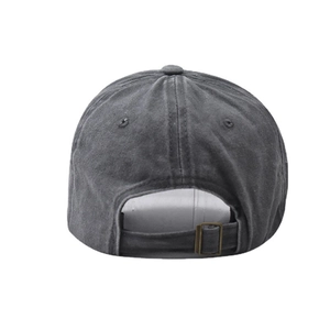 Dettaglio del cappello da baseball in cotone lavato con fibbia in metallo regolabile sul retro