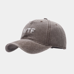 Détail de la broderie WTF sur une casquette de baseball en toile de coton délavée