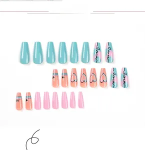 Détails de faux ongles ballerine longs avec dégradé bleu rose et motifs de cœur