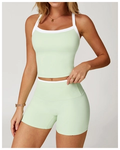 Gros plan sur l'ensemble de yoga vert menthe avec bordures blanches et tissu respirant