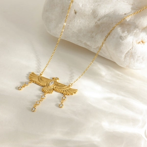 Detail der Adler-Halskette mit 18K Goldbeschichtung und funkelnden Zirkonia-Kristallen