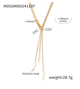 Dettaglio delle nappe multistrato su una lunga collana in acciaio inossidabile oro 18k