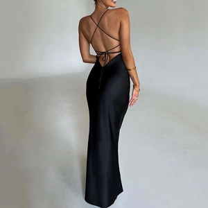 Robe longue élégante en satin noir avec bretelles croisées au dos et fini brillant