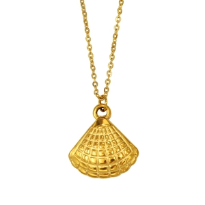 Détail d'un collier minimaliste en acier inoxydable doré avec pendentif coquillage 3D