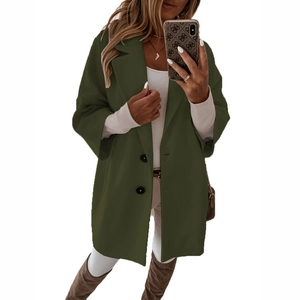 Manteau mi-long en laine vert armée avec col à revers et manches trois-quarts