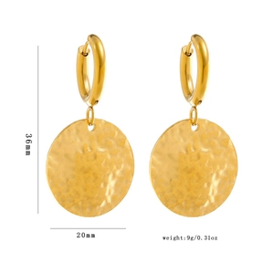 Boucles d'oreilles minimalistes en acier doré avec fini martelé et longueur de 36 mm