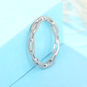 Vue détaillée de la bague en argent sterling S925 avec texture chaîne et éclat