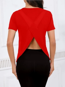 Détail du haut de yoga rouge avec dos croisé et tissu en maille respirante sport