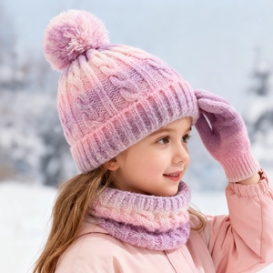 Nahaufnahme der Winterset-Kombination aus rosa Strickmütze mit Bommel und Schal