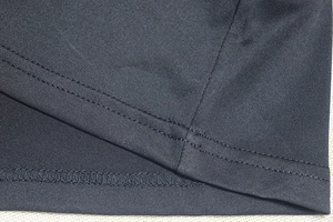 Détail de couture double de haute qualité et texture du tissu sur l'ourlet de la robe