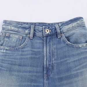 Details von blauen Jeans mit Metallknopf, Taschen und modischen Vintage-Wascheffekten
