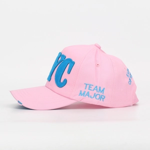 Cappellino NYC rosa con ricamo 3D blu e visiera usurata per uno stile retrò trendy