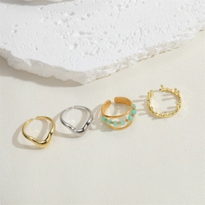 Set aus vier verstellbaren Wellen- und Kronenringen mit grünen Perlen in Gold und Silber