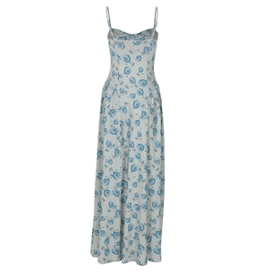 Détail de l'imprimé floral bleu sur une robe d'été blanche avec coutures ajustées