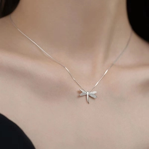 Elegante collana in argento 925 con ciondolo a libellula e zirconi bianchi da donna