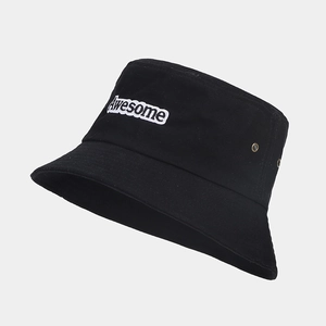 Détail du chapeau bob en coton noir avec broderie Awesome et œillets métalliques