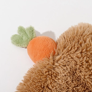 Chapeau d'hiver mignon en peluche marron avec petite décoration de carotte
