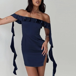 Abito aderente blu scuro con spalle scoperte e volant eleganti dal design senza maniche