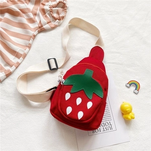 Detalle del lindo bolso bandolera de lona con forma de fresa roja para niñas pequeñas