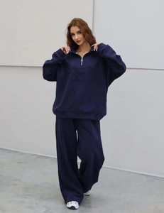 Détail d'un ensemble sweat bleu marine avec broderie en relief 3D Le Jardin de qualité