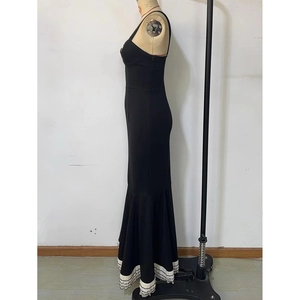 Detailansicht des schwarzen Bodycon-Kleides mit weißem Falten-Fischschwanz-Saum und Trägern