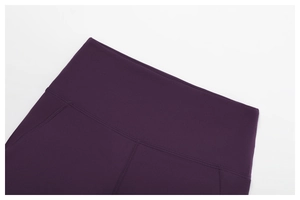 Détail de la taille haute sans couture sur le short de yoga sport violet foncé