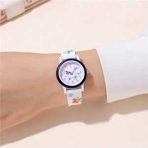 Gros plan de montre quartz enfant avec motifs papillons sur bracelet en silicone blanc