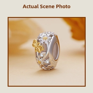 Detailansicht eines 925er Silber-Gänseblümchen-Charms mit goldener Biene und Zirkonia