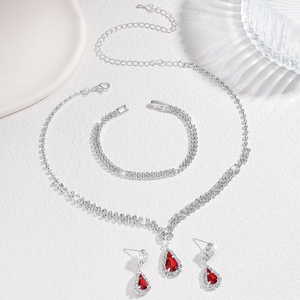 Détails d'un ensemble de bijoux de mariage en argent avec gemmes rouges et cristaux
