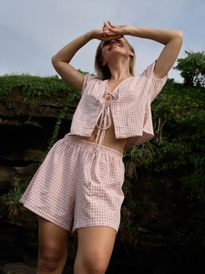Ensemble vichy rose deux pièces avec haut à nouer à manches bouffantes et short d'été