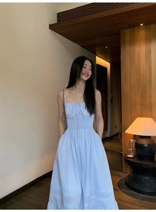 Détail de la robe en coton bleu clair avec dentelle et taille élastique ajustée