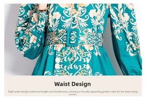 Detail der Taillierung am Vintage-Blumenkleid mit grünem Gürtel und Schnalle