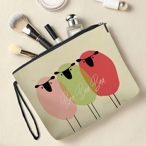 Trousse à maquillage portable avec motif d'agneau et fermeture éclair vue à 45 degrés