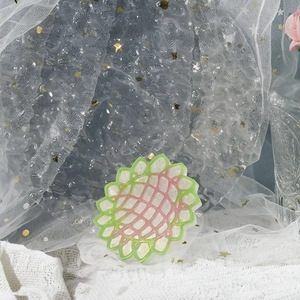 Detalle de flores de resina sobre encaje para accesorios de cabello y manualidades DIY