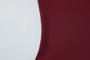 Gros plan détaillé du haut en dentelle bordeaux foncé montrant la texture fine du tricot
