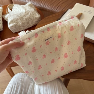 Detail des 'Simple Wish' Etiketts an der geblümten Baumwolltasche mit Reißverschluss