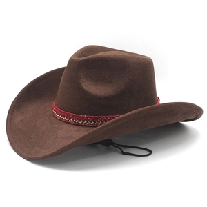 Detail eines braunen Wildleder-Cowboyhuts mit Ethno-Band und verstellbarem Kinnriemen