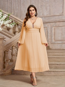 Elegante abito lungo in chiffon plissettato color albicocca con scollo a V e maniche
