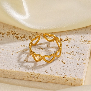 Bague cœur évidé dorée pour femme en acier inoxydable avec design ajustable