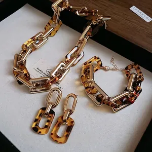 Set di gioielli vintage leopardati con collana a catena, bracciale ed orecchini