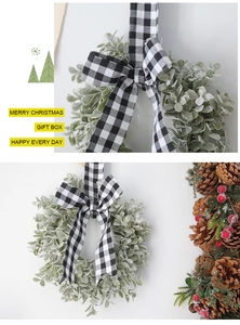 Détail d'une couronne de Noël nordique avec feuilles givrées et un nœud à carreaux noir