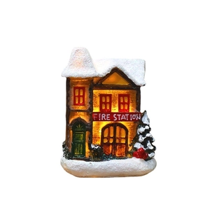 Miniature lumineuse de caserne de pompiers de Noël avec LED et décorations de neige