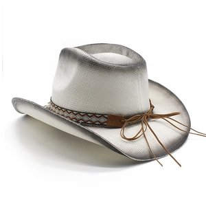 Detail eines handgewebten Stroh-Cowboyhuts mit farbigem Rand und Ethno-Mustern