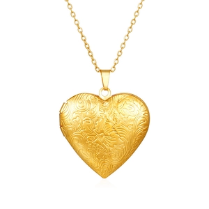 Collana con medaglione a cuore dorato con incisione floreale vintage in acciaio inox